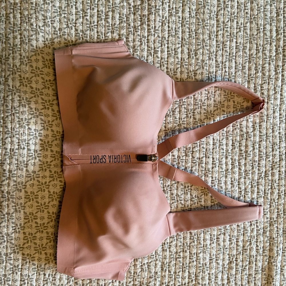 34 C Victoria’s Secret knockout sports bra